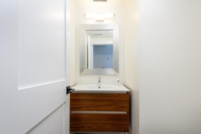 Building Photo - 1 Passage Ln