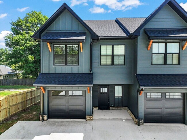 Building Photo - LIKE NEW Townhome in Winchester...Walking Distance to Downtown Square!
