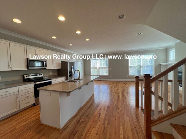 Building Photo - Upscale Three Bedroom in Colonial Green with Garage
