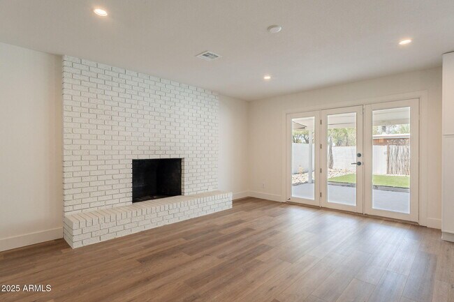 Building Photo - 1530 E Alameda Dr