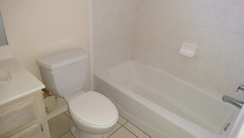 Building Photo - 825 W Bronze Dr