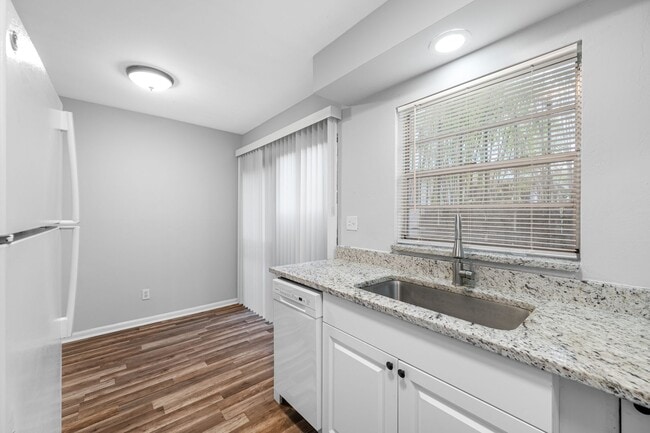 Building Photo - Renovated Seminole Heights Townhome with Laundry Included