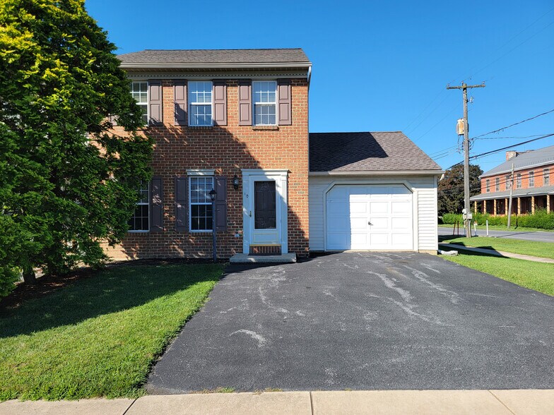 Primary Photo - 10 S Whisper Ln