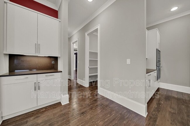 Building Photo - 2011 Sharon Ave