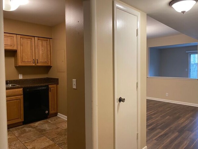 Building Photo - Large 2 Bed 2.5 Bath Apt in Green Hills - ...