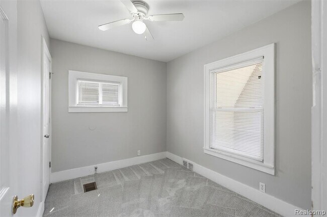 Building Photo - 735 E Maxlow Ave