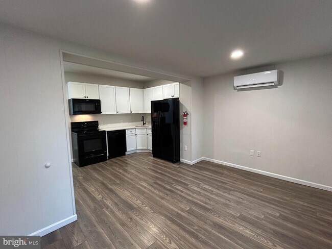 Primary Photo - 566 E High St