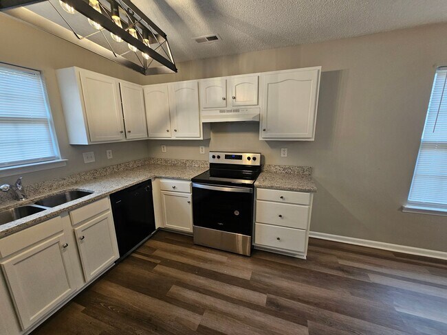 Building Photo - Remodeled Ranch Home Minutes from Uptown Charlotte