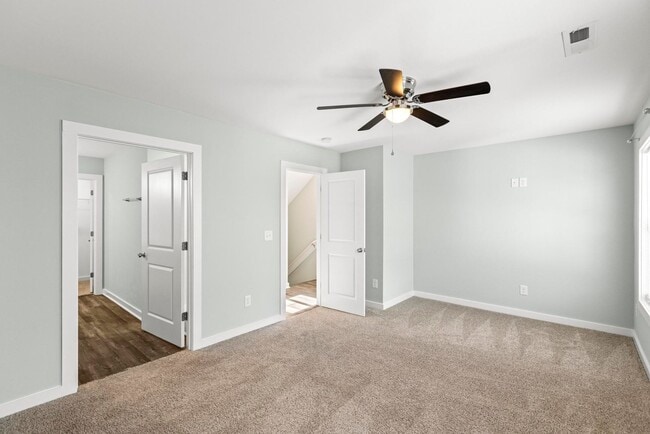 Building Photo - Move in Special!  3 Primary Bedrooms- Townhome - Community Pool/Gym