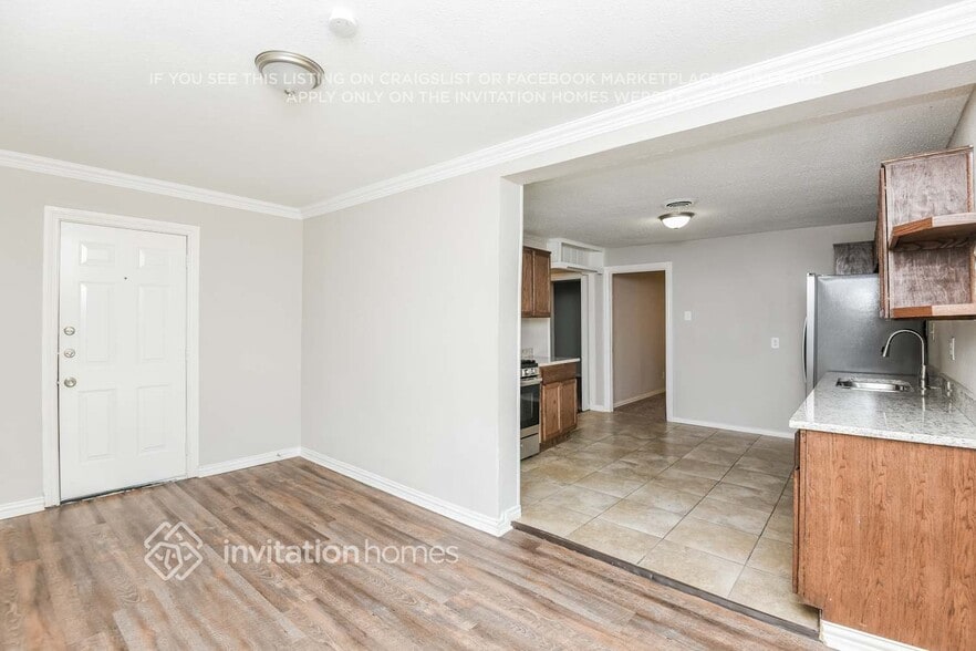 Building Photo - 208 Ennis St