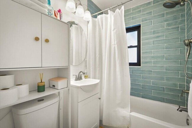 Building Photo - 3506 Claridge Rd E