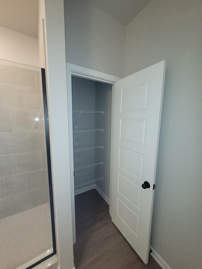 Building Photo - 4 bedroom 2.5 bath