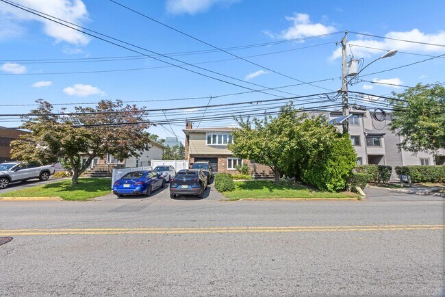 Building Photo - 737 10th St