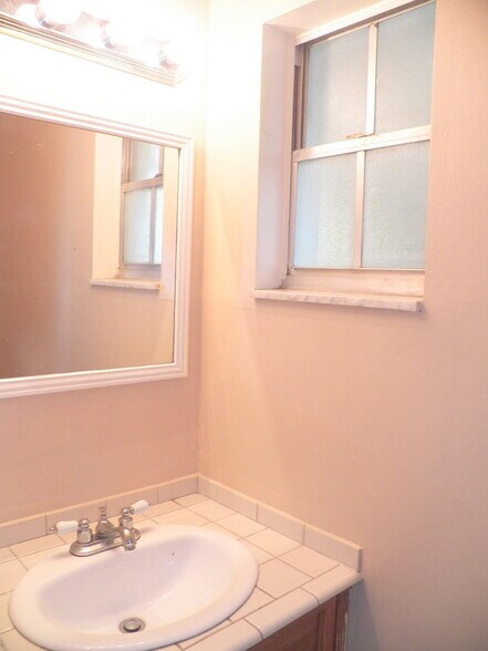 Building Photo - 8523 Chinaberry Dr