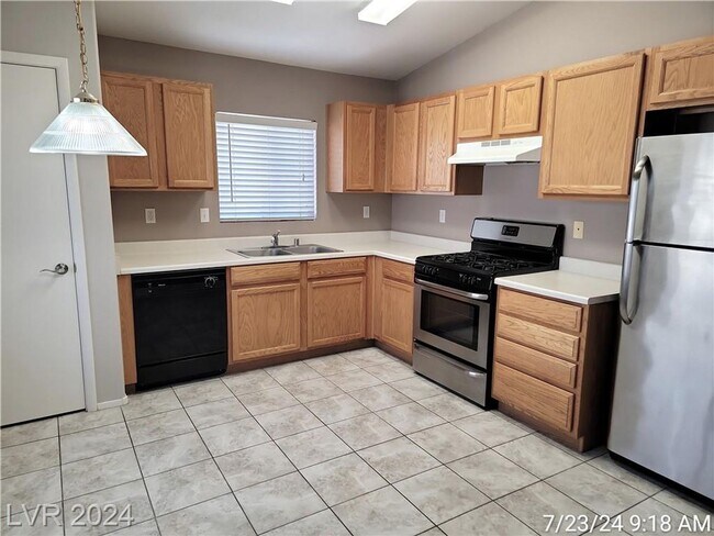 Building Photo - BOULDER RANCH-TWO PRIMARY SIZED BEDROOMS!!!