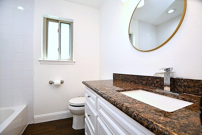 Building Photo - 2203 Briarview Dr