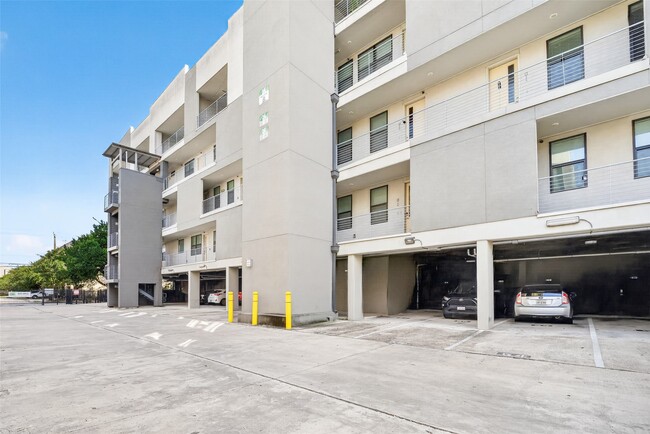 Building Photo - 2401 Crawford St