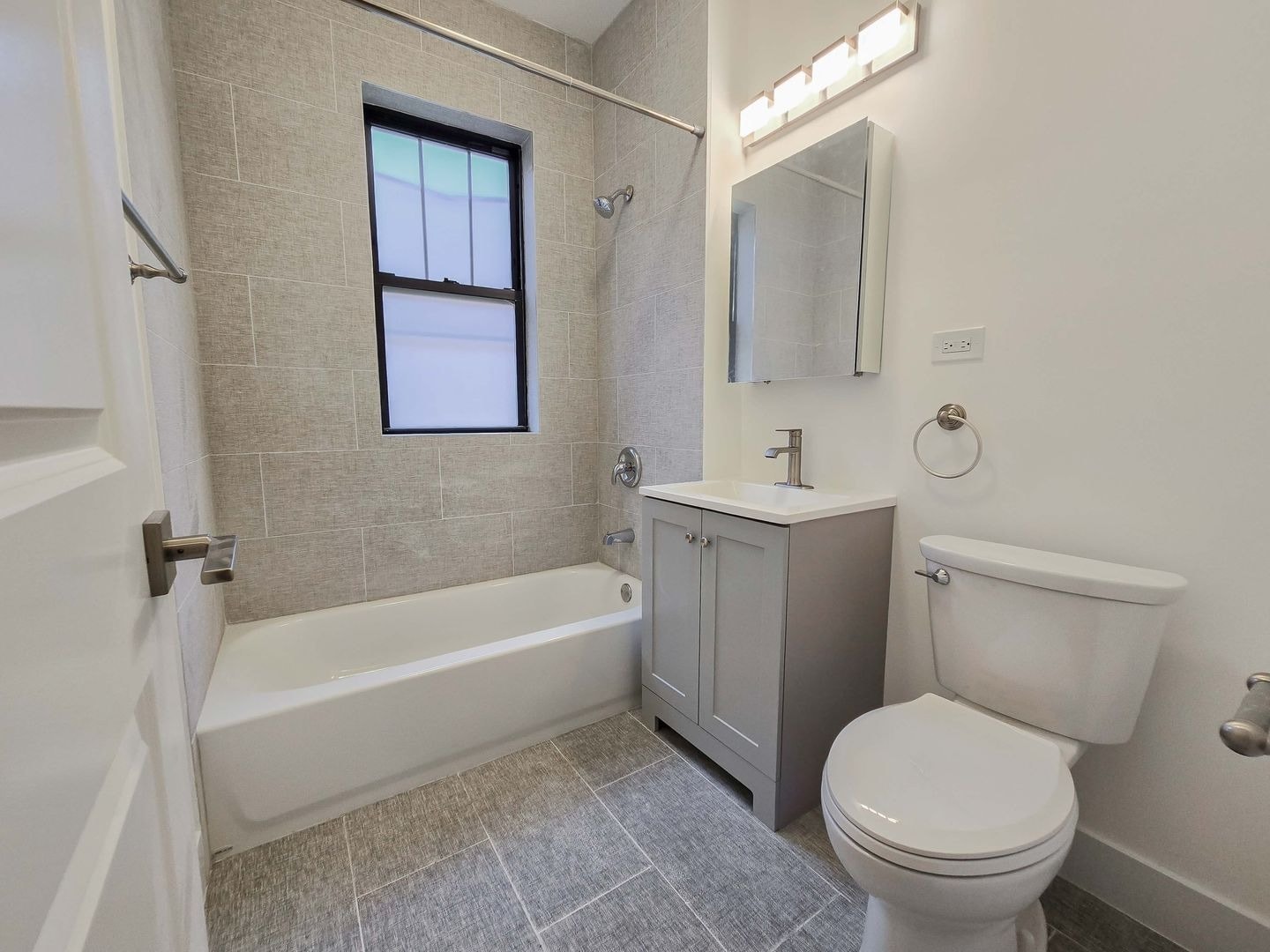 Building Photo - 1700 W Thorndale Ave