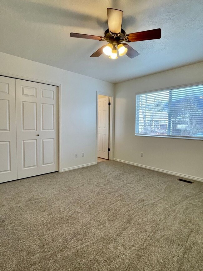 Building Photo - Spacious 4 Bedroom Home in Quiet Neighborhood – Great Location