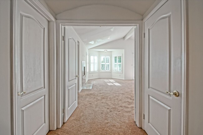 Building Photo - VERY SPACIOUS, BRIGHT & AIRY HOME W/ UNIQU...