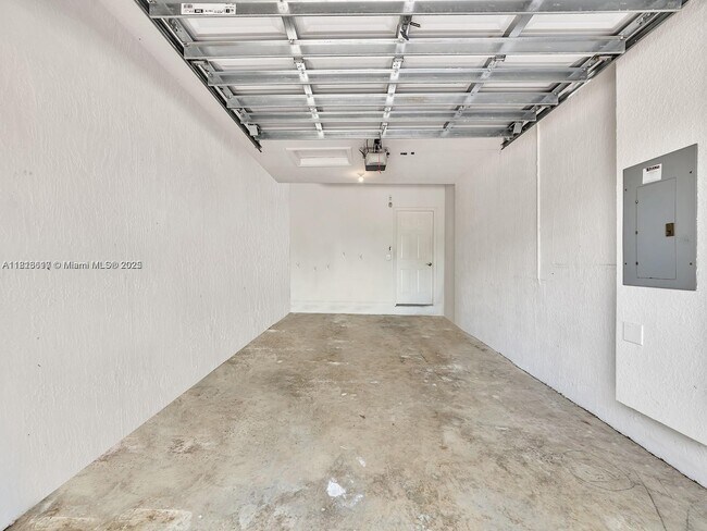 Building Photo - 858 NW 170th Terrace