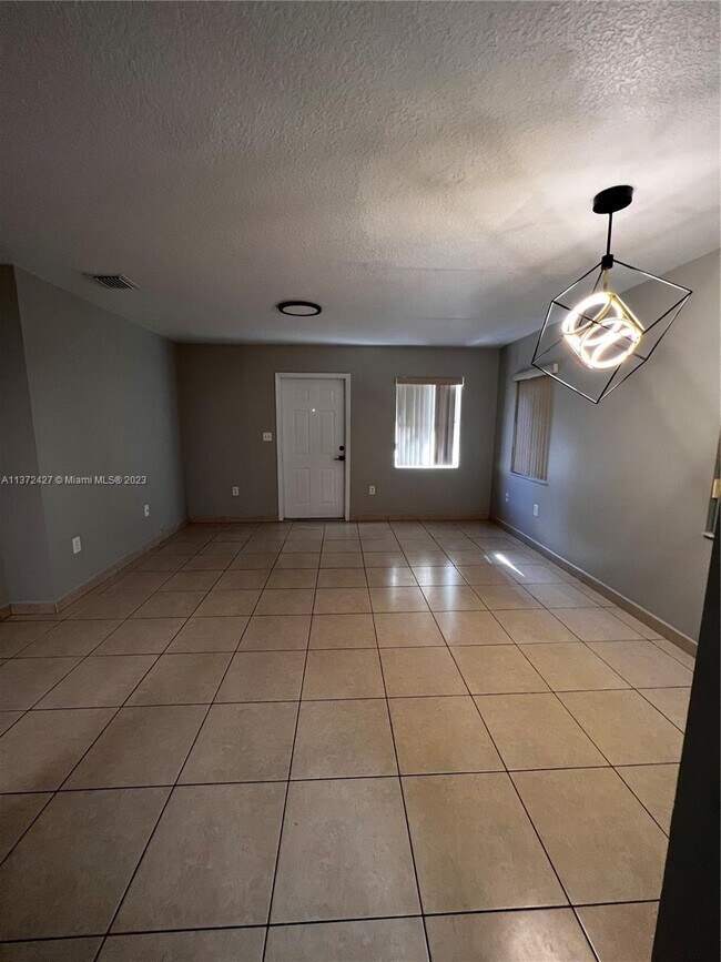 Building Photo - 16915 SW 94th Ct