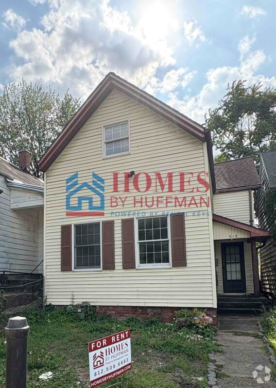 Building Photo - Three Bedroom | Detached Garage