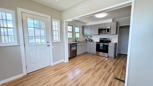 Building Photo - Spacious Updated 5BR Home with Flexible Living Options