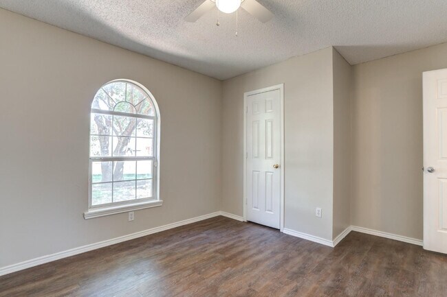 Building Photo - 6113 6th St