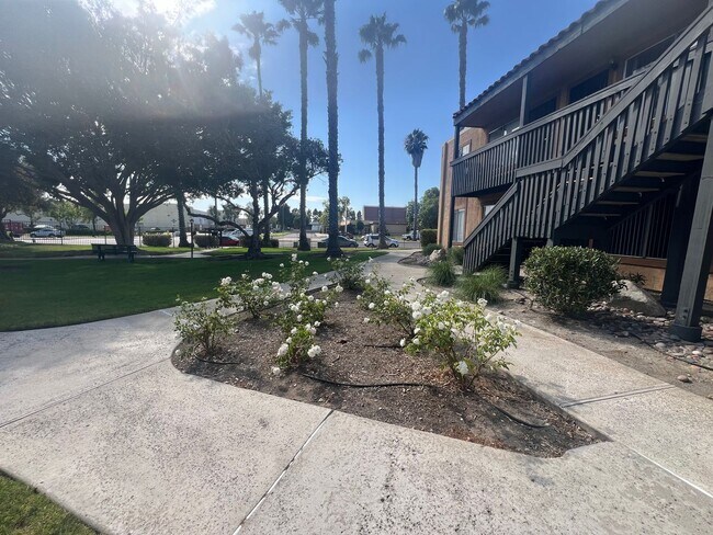 Building Photo - UPSTAIRS 1 BED 1 BATH w/ ONSITE LAUNDRY As...