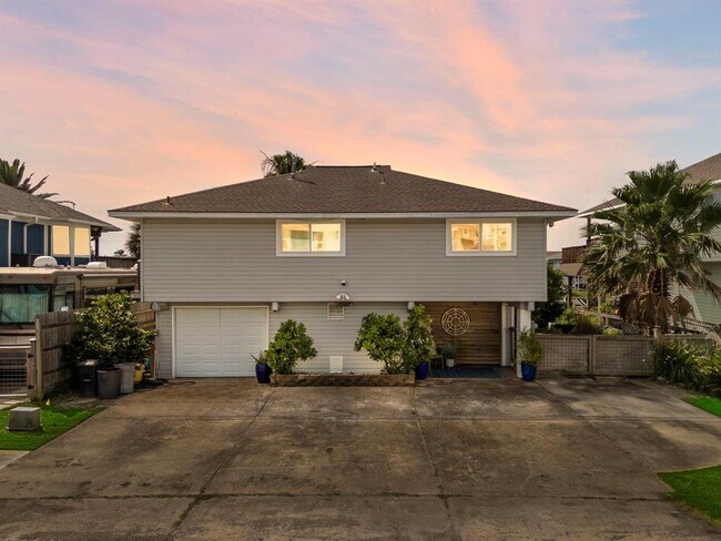 Building Photo - 1069 Redfish St