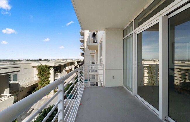 Building Photo - 3250 NE 1st Ave