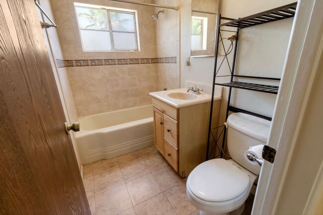 Building Photo - Charming Townhome near UA