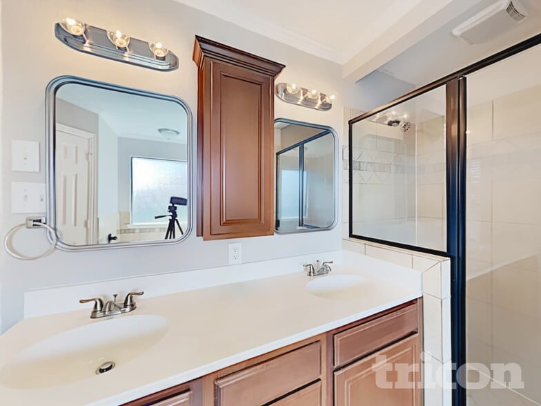 Building Photo - 310 Southlake Dr