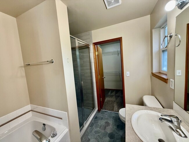 Building Photo - Charming 3 bed, 2.5 bath townhome located ...