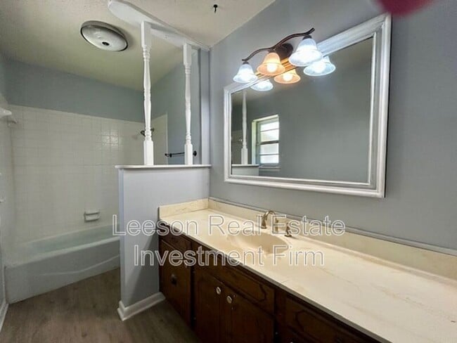 Building Photo - 302 Avenida Dr