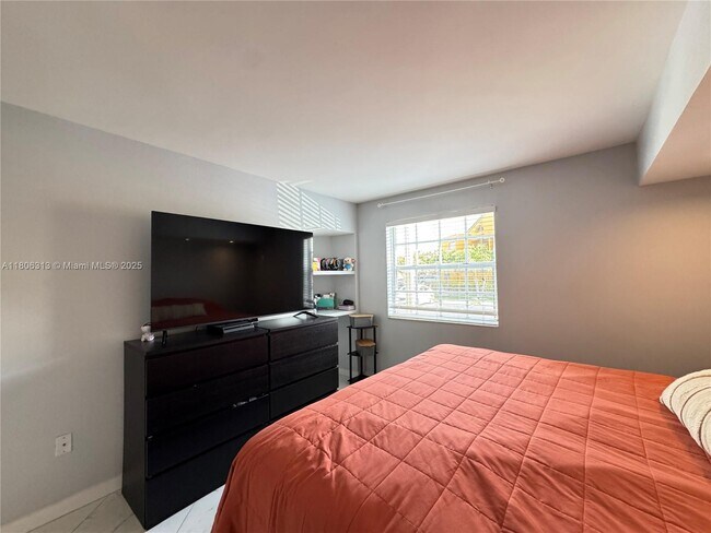 Building Photo - 9701 Fontainebleau Blvd