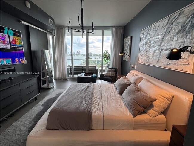 Building Photo - 2020 N Bayshore Dr