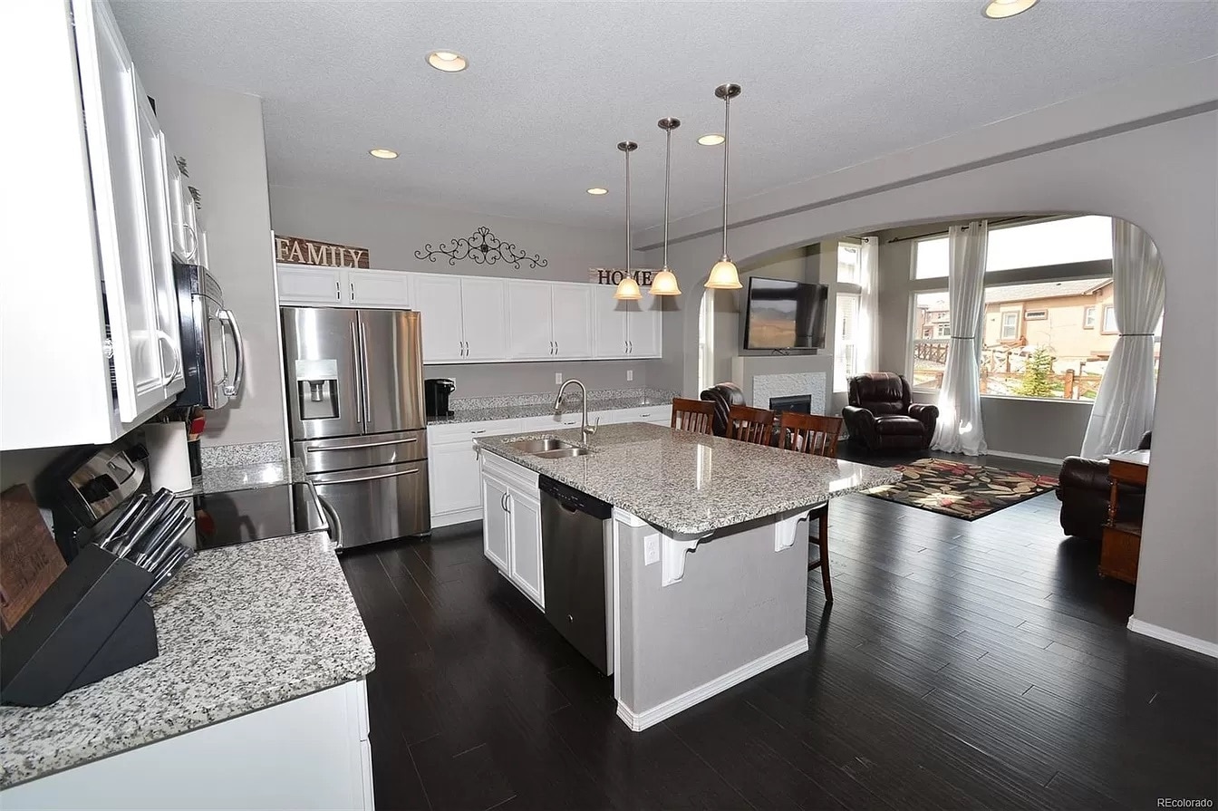Granite counter tops with stainless steel appliances - 8782 Windy Plains Ct