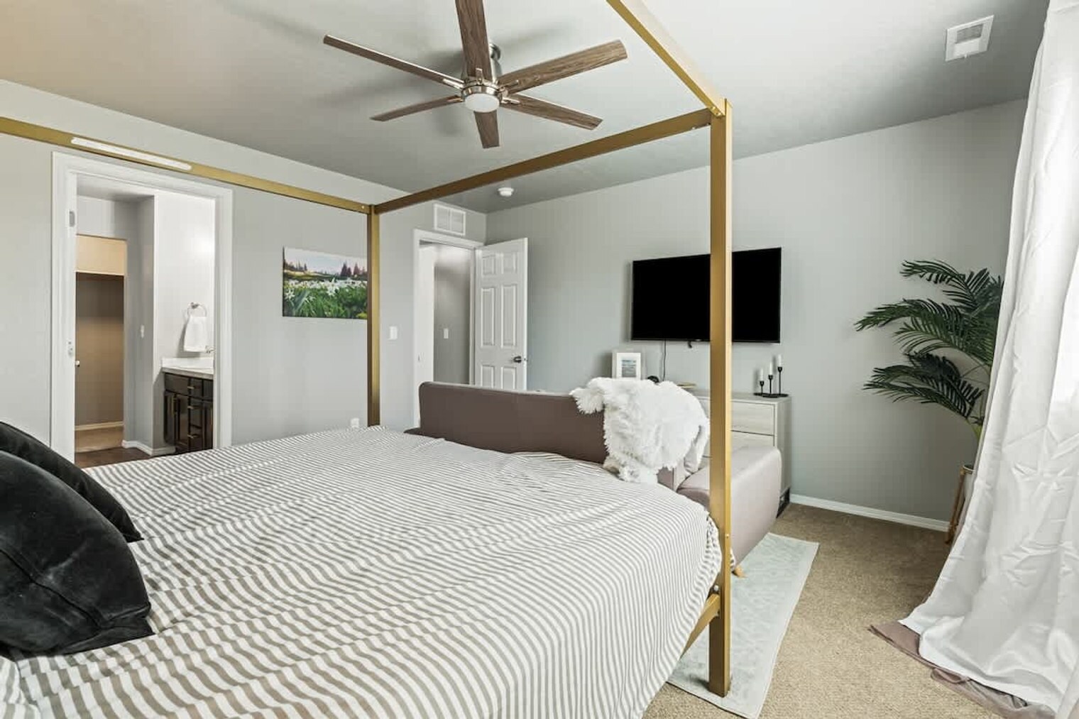 Building Photo - 10569 Cool Springs St