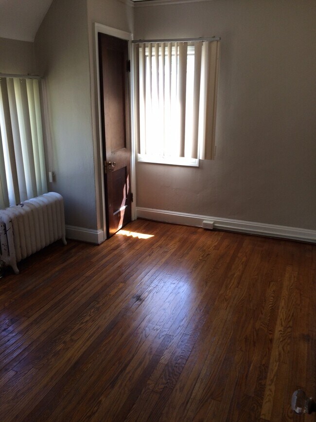 Building Photo - Charming, Classic 3 BR Brick Close to LeMoyne in Nice Neighborhood