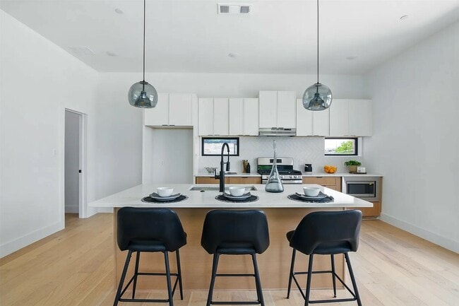 Building Photo - 430 E 8th St