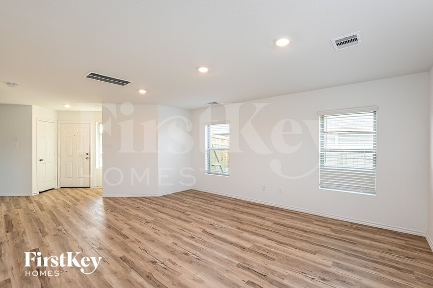 Building Photo - 302 Pickwick Gdns Ln
