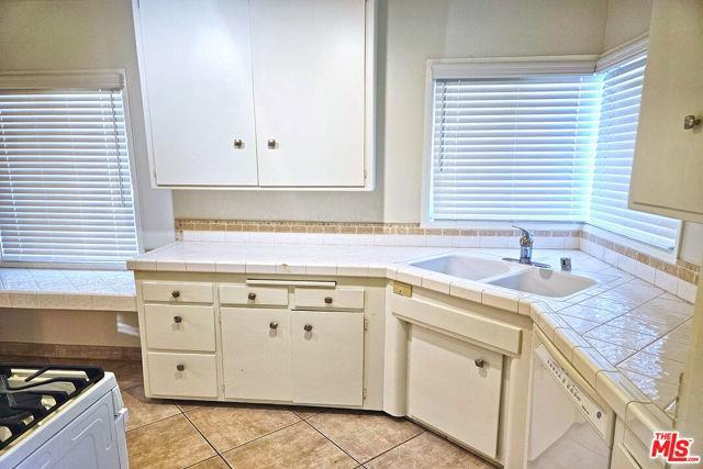 Building Photo - 9966 Glencrest Dr