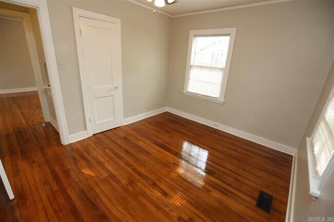 Building Photo - 314 N Summit St