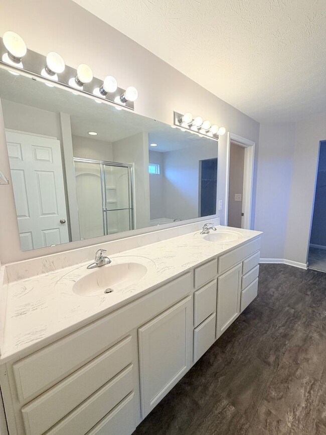 Building Photo - 1618 Woodside Cir