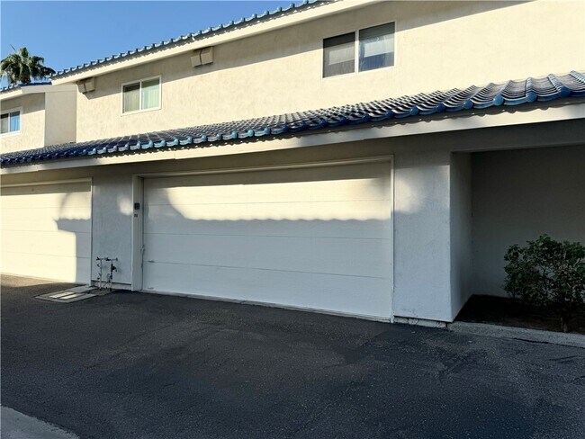 Building Photo - 1800 Club House Dr