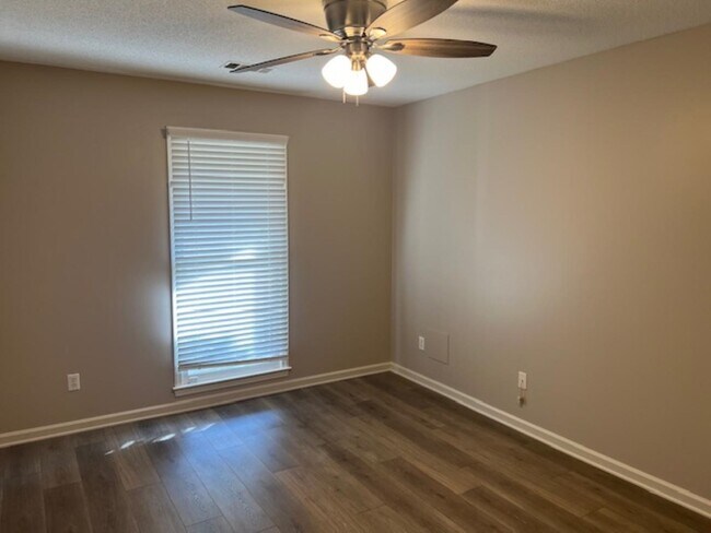 Building Photo - 290 Rose Trellis Rd