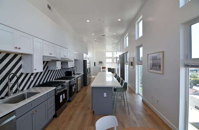 Building Photo - 2533 S Curson Ave