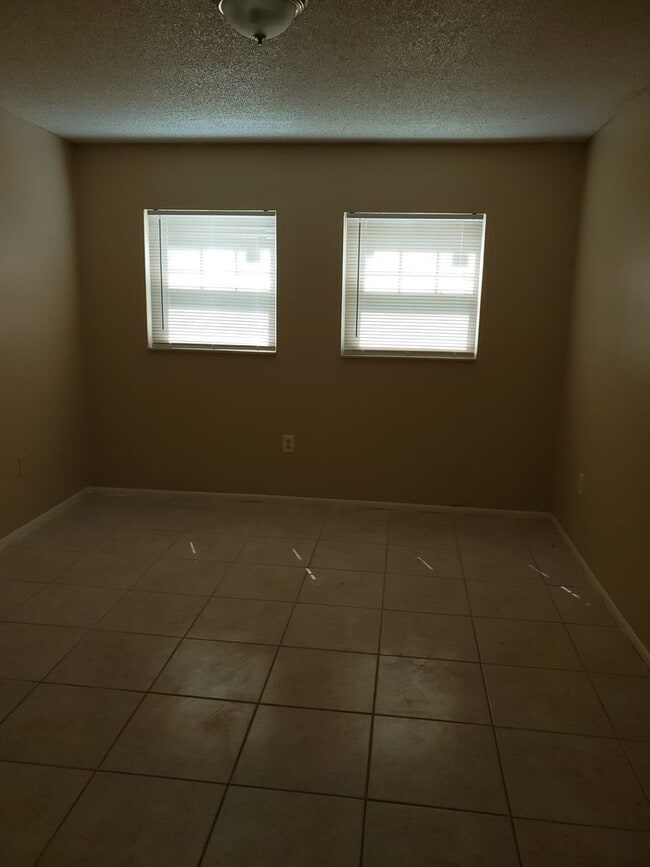 Building Photo - Nice and Spacious Condo 2Bed/1Bath